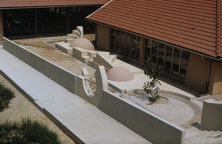 [Vue d'ensemble plongeante depuis l'entrée au sud]. 1988.