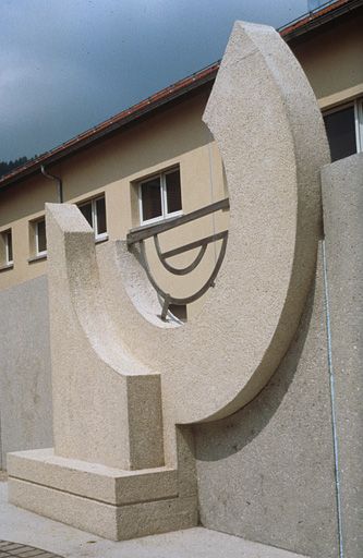 [Motif inséré dans le muret]. 1988.