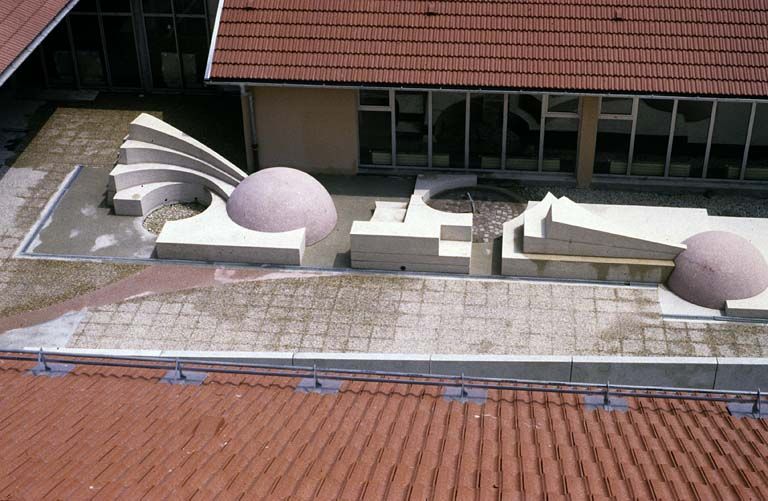 [Vue d'ensemble plongeante depuis le bâtiment à l'ouest]. 1988.
