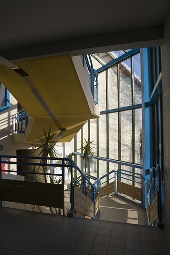 Site récent, galerie : intérieur depuis l'entrée.