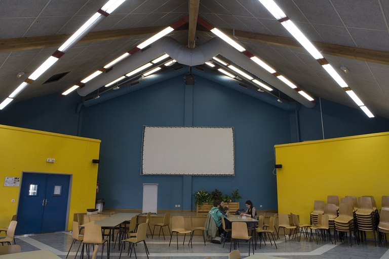 Site récent, bâtiment de l'administration : salle polyvalente.