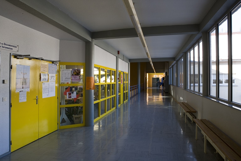 Site récent : centre de documentation (CDI) et galerie à l'étage de l'entrée des élèves.