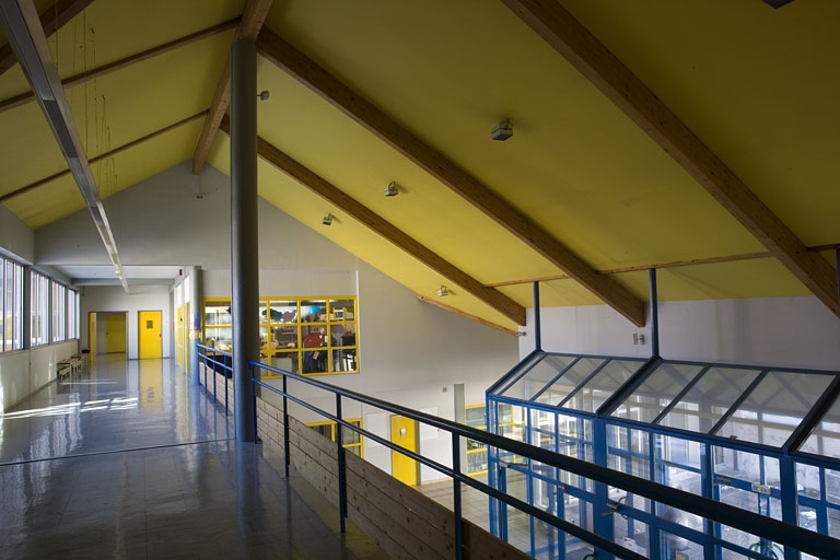Site récent : galerie à l'étage de l'entrée des élèves (depuis le côté salles de physique-chimie).