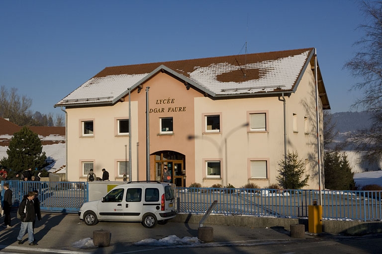 Site récent : l'entrée (administration et conciergerie).