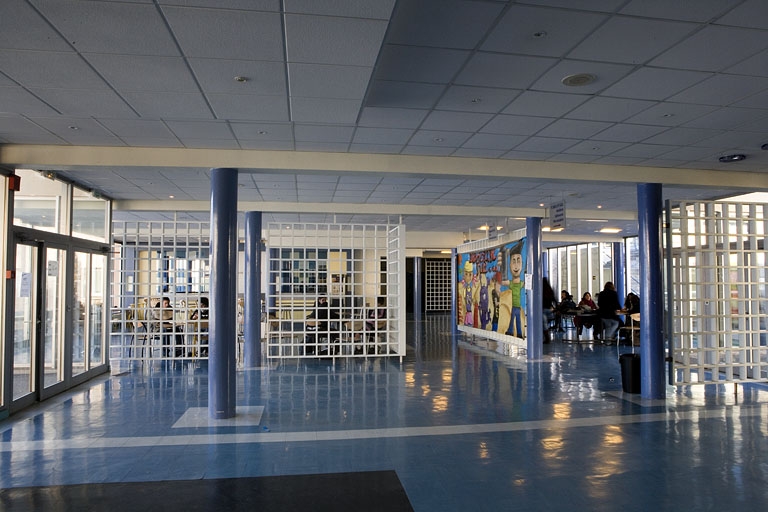 Site récent, bâtiment des salles d'informatique et du pôle bijouterie : cafétéria.