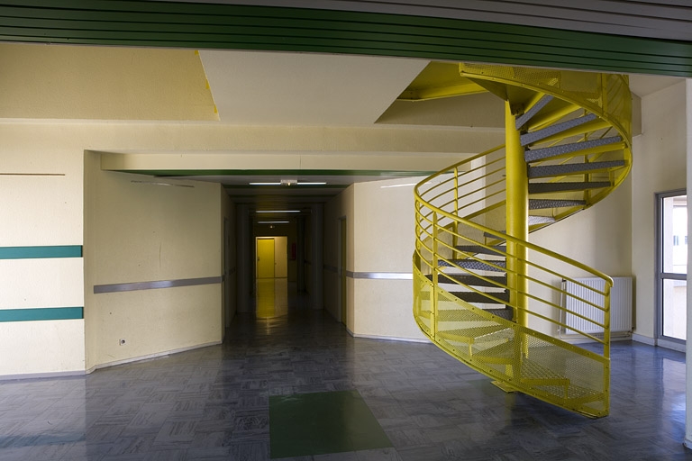 Site récent, bâtiment des salles d'informatique et du pôle bijouterie : escalier en vis reliant l'étage carré et l'étage en surcroît.