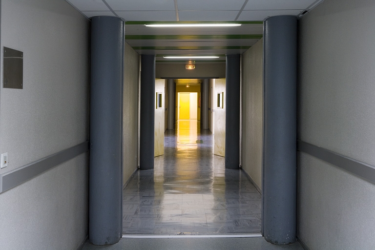 Site récent, bâtiment des laboratoires et du pôle bijouterie : couloir.