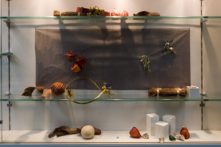 Site récent, pôle bijouterie : bijoux exposés en vitrine.