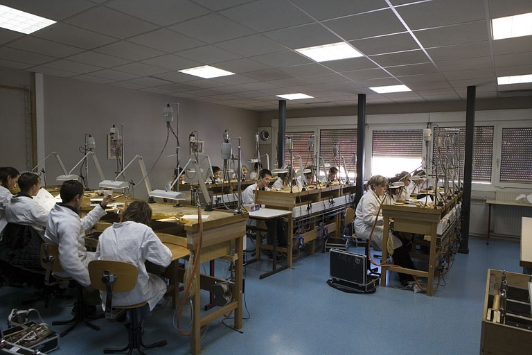 Site récent, pôle bijouterie : intérieur d'un atelier, avec élèves.