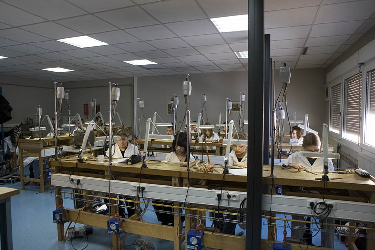 Site récent, pôle bijouterie : intérieur d'un atelier, avec élèves.