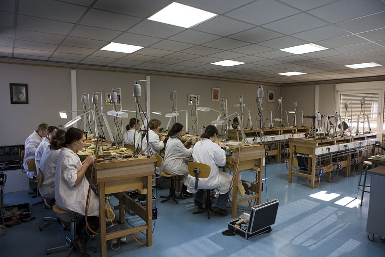 Site récent, pôle bijouterie : intérieur d'un atelier, avec élèves.