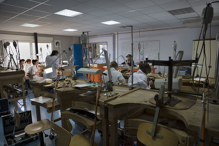 Site récent, pôle bijouterie : intérieur d'un atelier, avec élèves.