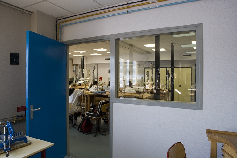 Site récent, pôle bijouterie : communication entre deux ateliers.