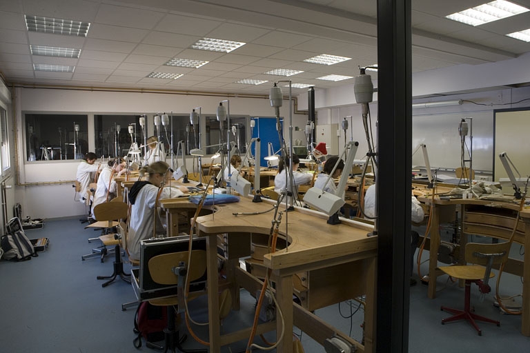 Site récent, pôle bijouterie : intérieur d'un atelier, avec élèves.