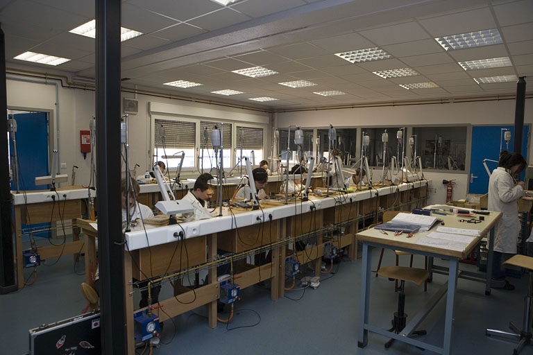 Site récent, pôle bijouterie : intérieur d'un atelier, avec élèves.
