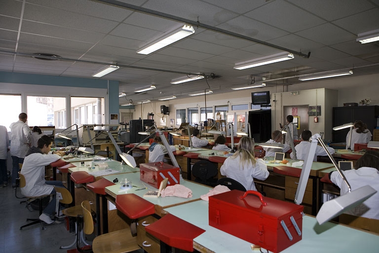 Site récent, atelier d'horlogerie : intérieur, avec élèves.