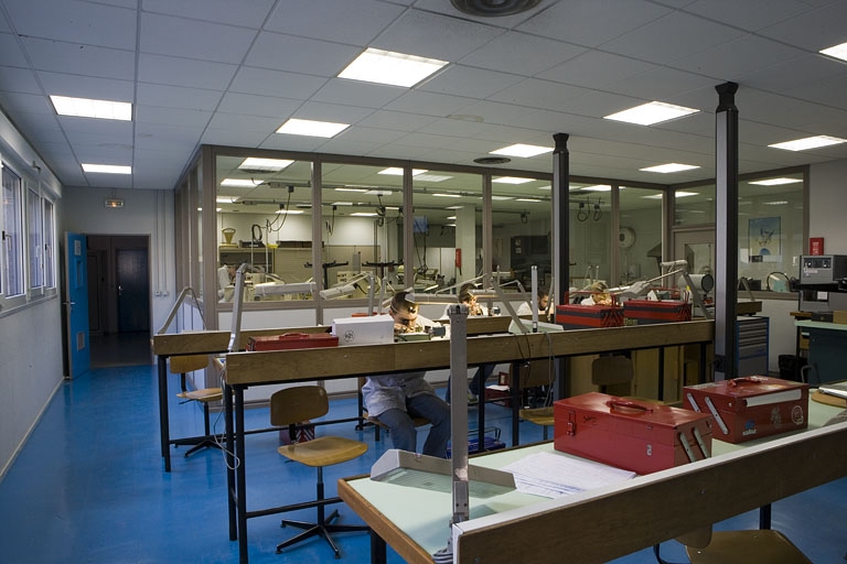 Site récent, atelier d'horlogerie : intérieur, avec élèves.