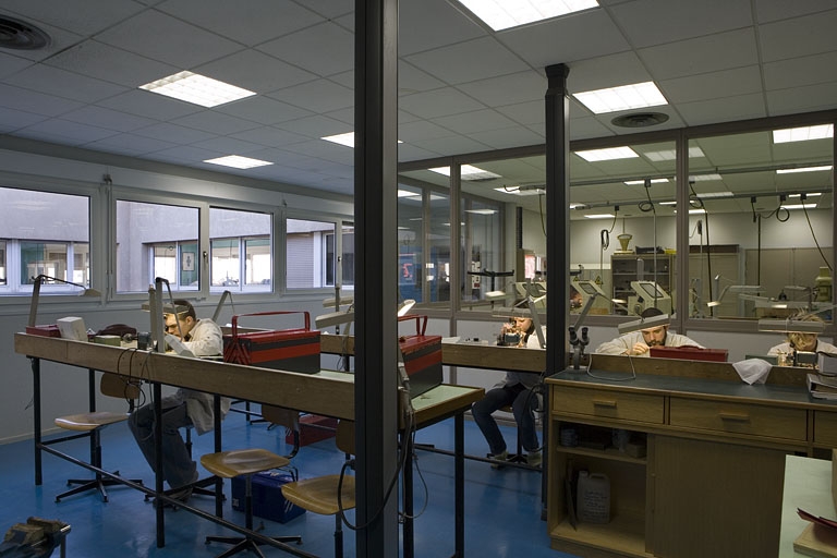 Site récent, atelier d'horlogerie : intérieur, avec élèves.