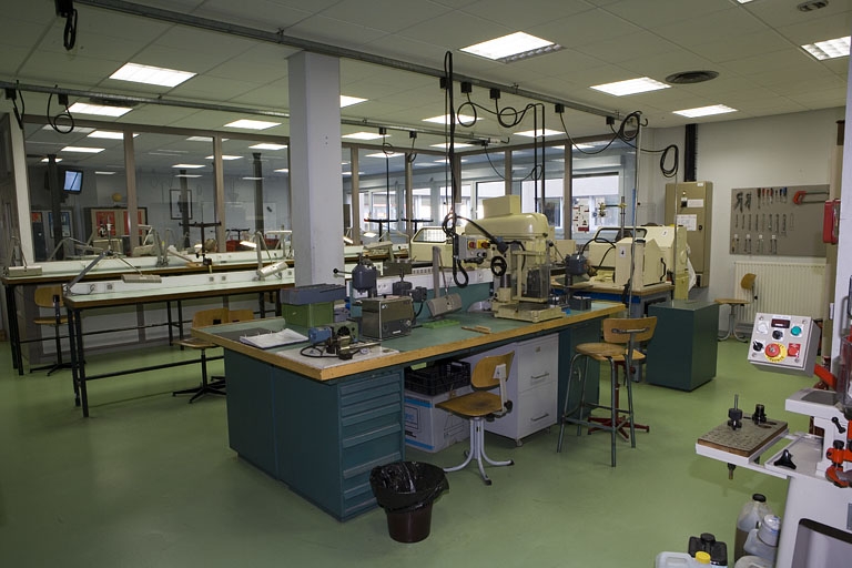 Site récent, atelier d'horlogerie : intérieur.