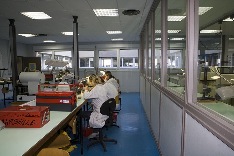 Site récent, atelier d'horlogerie : intérieur, avec élèves.