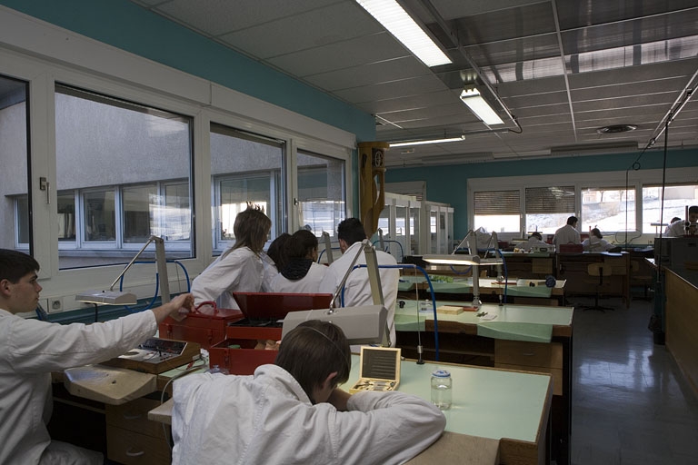 Site récent, atelier d'horlogerie : intérieur, avec élèves.