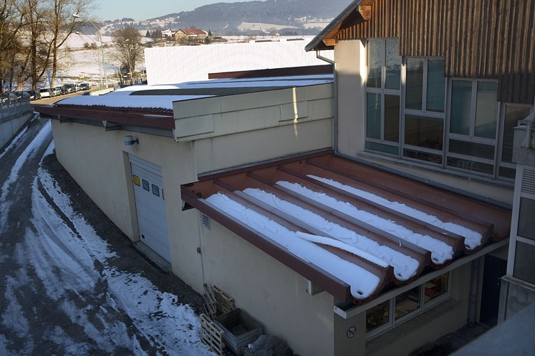 Site récent : angle de l'atelier de microtechnique et du bâtiment des laboratoires.
