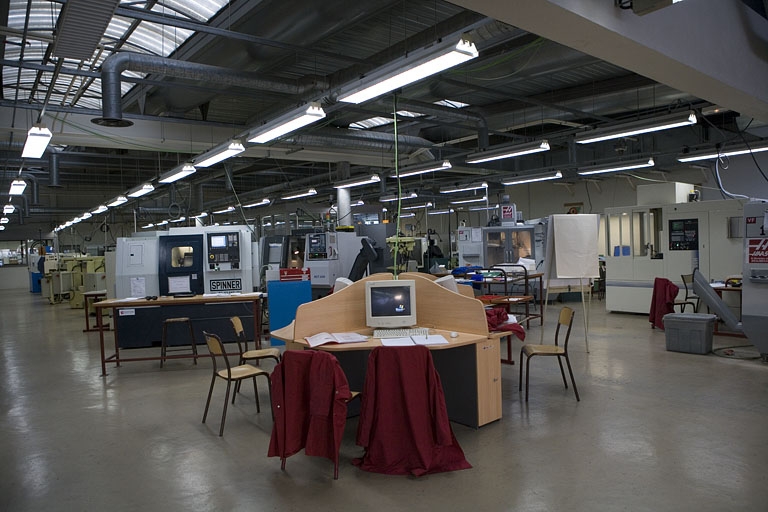 Site récent, atelier de microtechnique : intérieur.