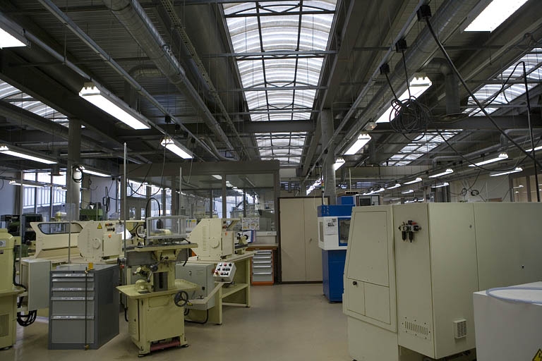 Site récent, atelier de microtechnique : intérieur.