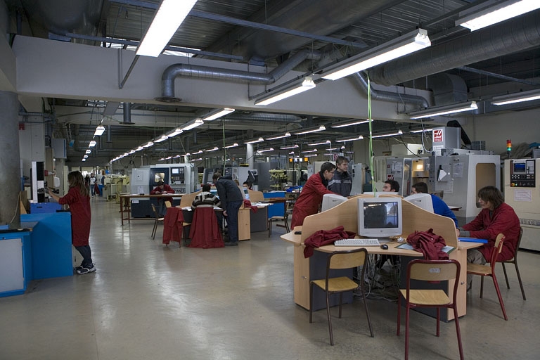 Site récent, atelier de microtechnique : intérieur, avec élèves.