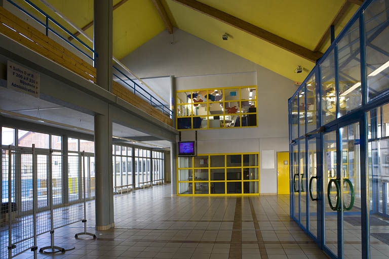 Site récent : entrée des élèves (à la jonction du bâtiment de l'administration et de celui des salles de physique-chimie).
