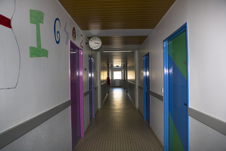 Site récent, bâtiment des salles de physique-chimie : couloir.