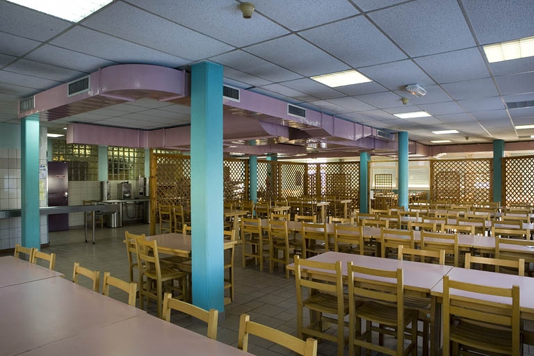 Site ancien, cantine : salle de restauration.