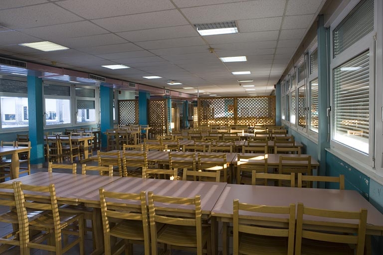 Site ancien, cantine : salle de restauration.