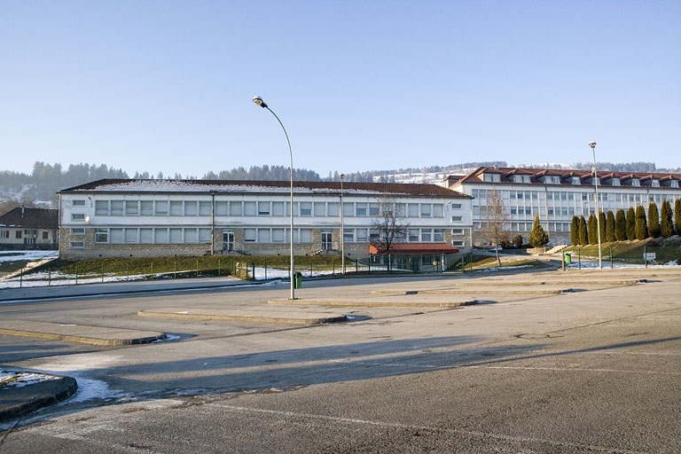 Site ancien : cantine (au centre) et internat, depuis le sud-est.
