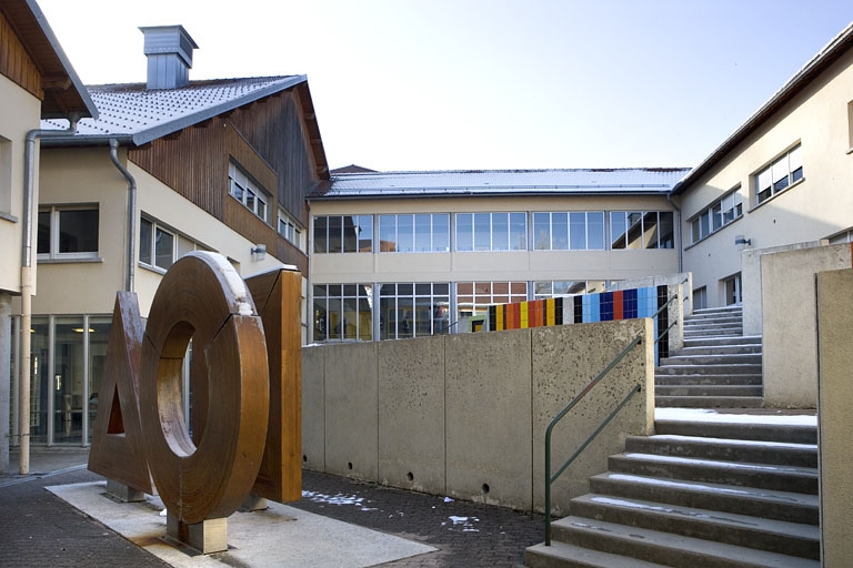 Site récent : cour intérieure avec l'oeuvre de Comby, en avant de l'entrée des élèves.