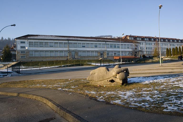 Vue d'ensemble. A l'origine, la statue devait se trouver vers la haie de cyprès, à droite.
