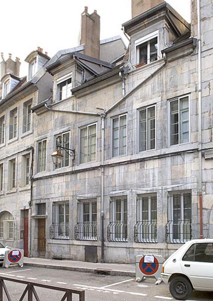 Vue d'ensemble de la façade sur rue.
