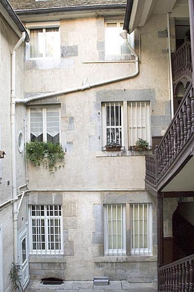Vue d'ensemble de la façade sur cour du logis principal.