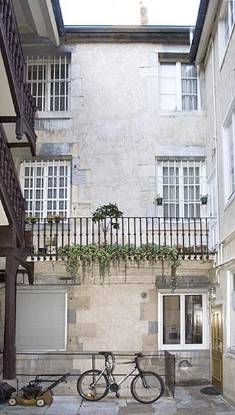Vue d'ensemble de la façade antérieure du logis secondaire.