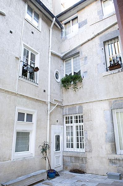 Vue d'ensemble de la façade postérieure du logis principal et de l'aile sur cour.