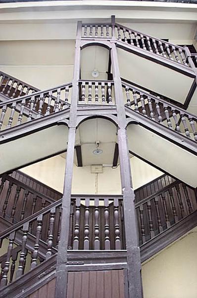 Vue d'ensemble de l'escalier à cage ouverte de face.