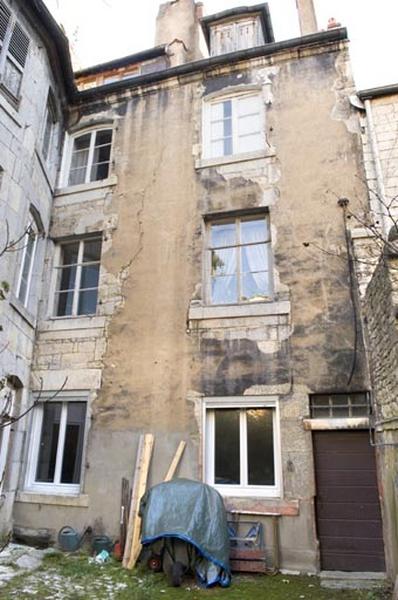 Vue d'ensemble de la façade postérieure du logis secondaire.