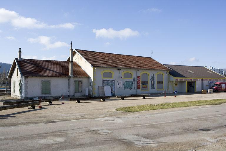 Remise ferroviaire et bureau (actuellement magasin de commerce), vus depuis l'est.