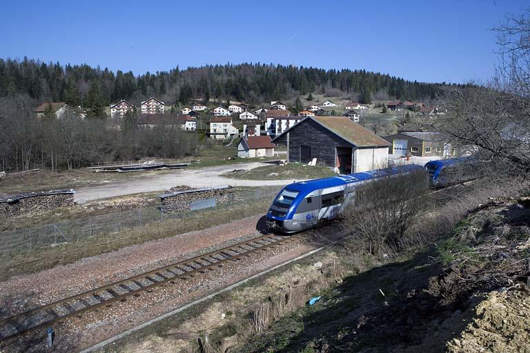 Entrepôt : vue d'ensemble, depuis le sud-est, avec autorail X 73500.