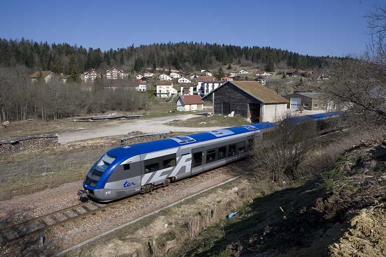 Entrepôt : façade postérieure, avec autorail X 73500.