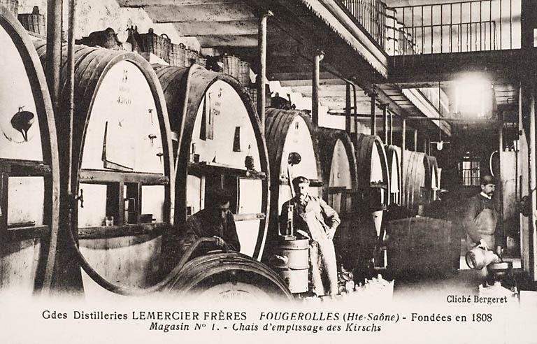 Grandes distilleries Lemercier Frères. Fougerolles [...] Magasin n° 1. Chais d'emplissage des kirschs.