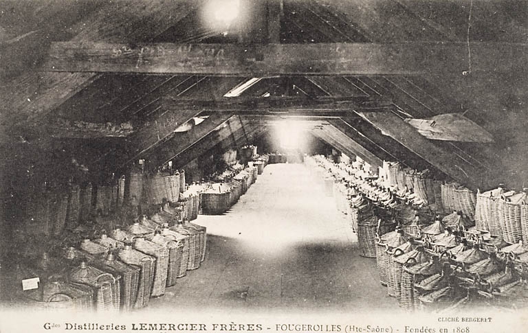 Grandes distilleries Lemercier Frères. Fougerolles (Haute-Saône) [...] [Grenier de vieillissement des bonbonnes].