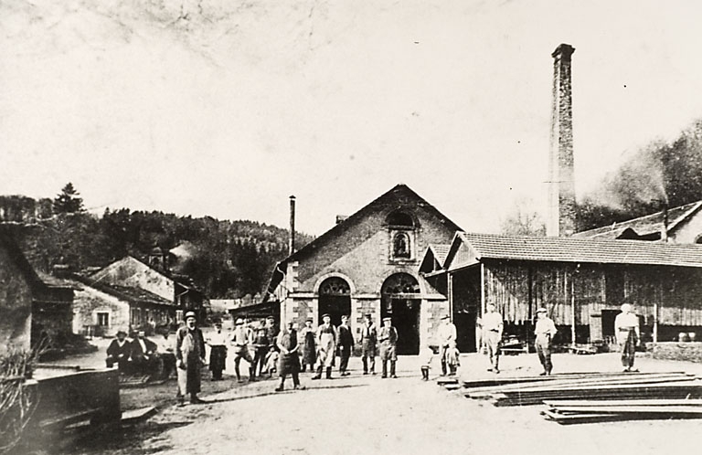 Vue d'ensemble des forges avec une partie du personnel.
