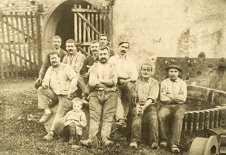 Ouvriers posant devant l'atelier de forge.