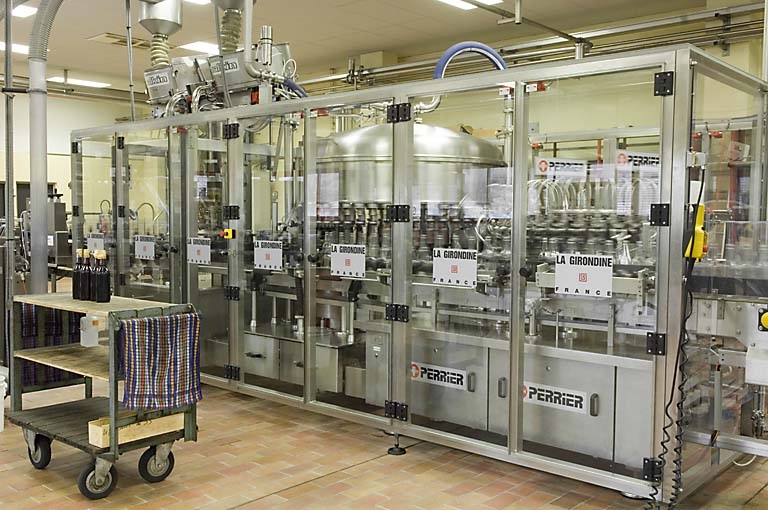 Salle d'embouteillage. Module de nettoyage et de remplissage des bouteilles.